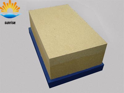 Refractory brick