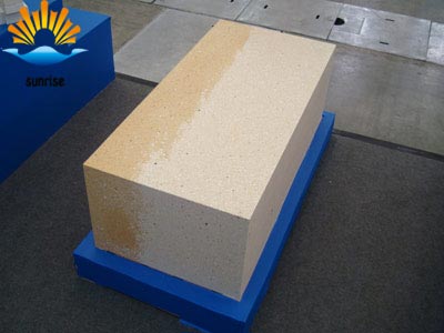 Refractory brick